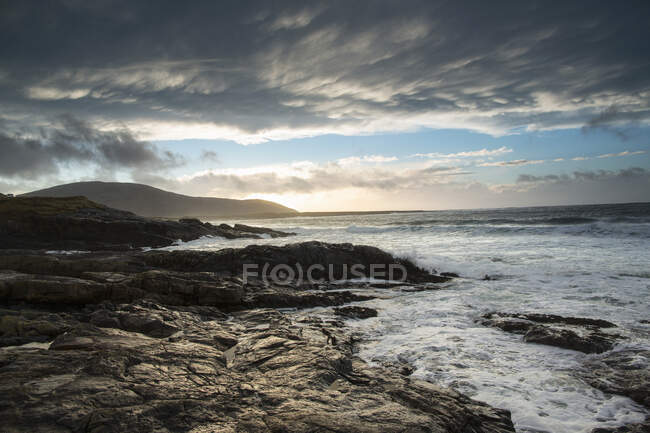 Onde si schiantano contro la riva a Borve sull'Isola di Barra, Scozia — Foto stock