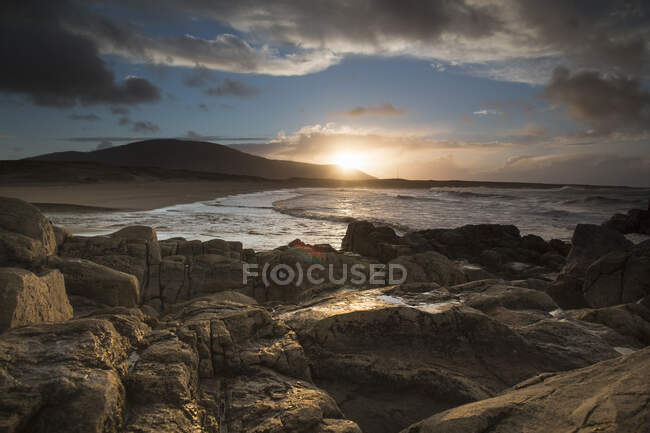Ondas colidem contra a costa em Borve, na Ilha de Barra, Escócia — Fotografia de Stock