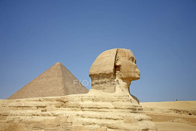 La pirámide de Khufu y la Gran Esfinge de Giza, Egipto - foto de stock