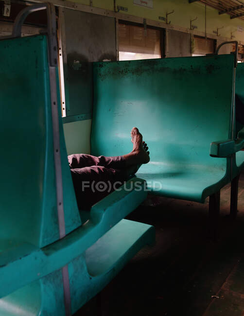 Passagier entspannt sich im Zug, Yangan, Burma — Stockfoto