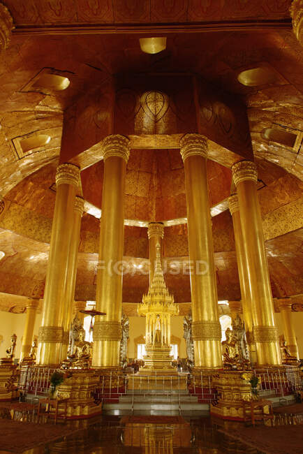 Vue intérieure du temple Shwedaw, Yangan, Birmanie — Photo de stock