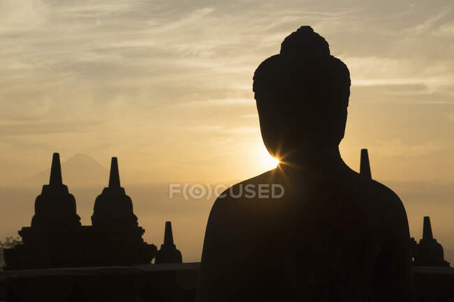 Toits en silhouette, Temple bouddhiste de Borobudur, Java, Indonésie — Photo de stock