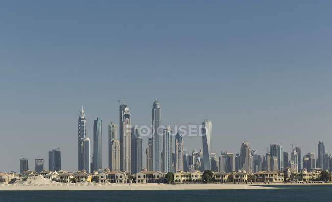 Вілла на острові Палм і сучасні хмарочоси в Дубаї Марина. — стокове фото
