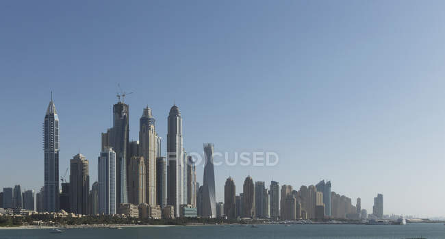 Rascacielos modernos en Dubai Marina - foto de stock