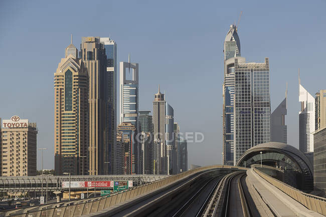 Metro de Dubai en el centro de Dubai - foto de stock
