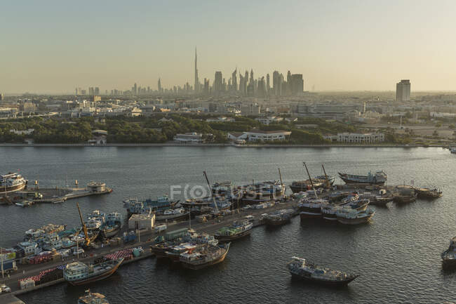 Dubai skyline y barcos tradicionales en Dubai Creek - foto de stock
