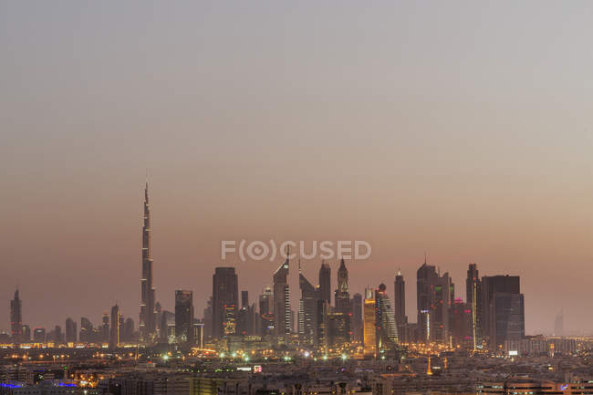 Dubai skyline al atardecer - foto de stock