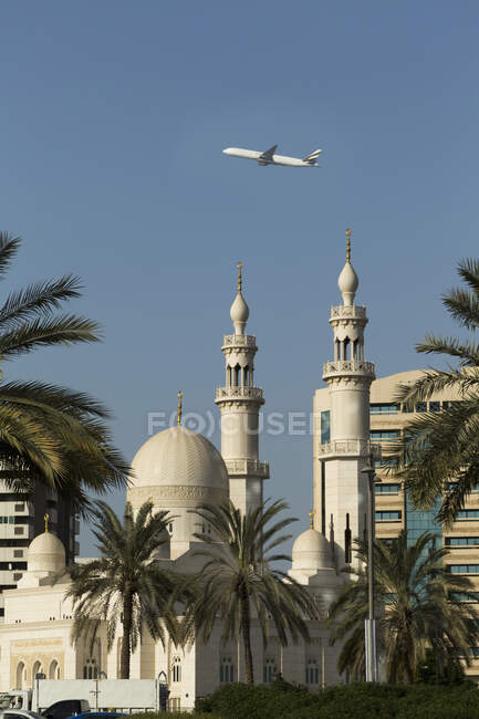Dubai. Jet commerciale che sorvola una moschea — Foto stock
