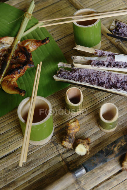 Cozinhar bambu, arroz e frango, Chaing Rai, Tailândia — Fotografia de Stock