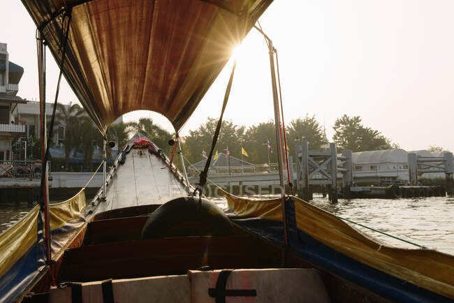 Barco de rio ao nascer do sol, Cha Phraya, Bangkok, Tailândia — Fotografia de Stock