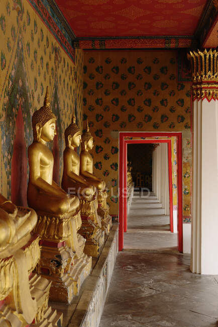 Estatuas budistas, Templo de Wat Arun, Bangkok, Tailandia - foto de stock