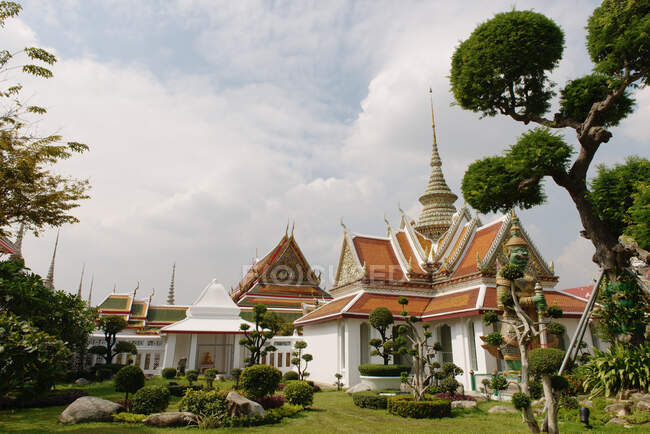 Jardín, Templo de Wat Arun, Bangkok, Tailandia - foto de stock
