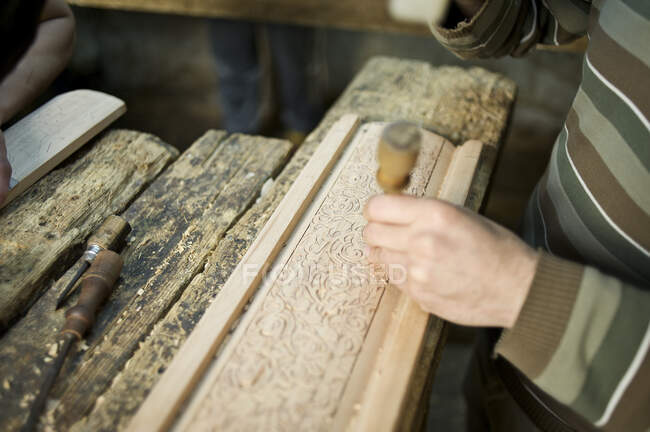 Primer plano de un carpintero tradicional en el trabajo, Fez Medina, Marruecos - foto de stock