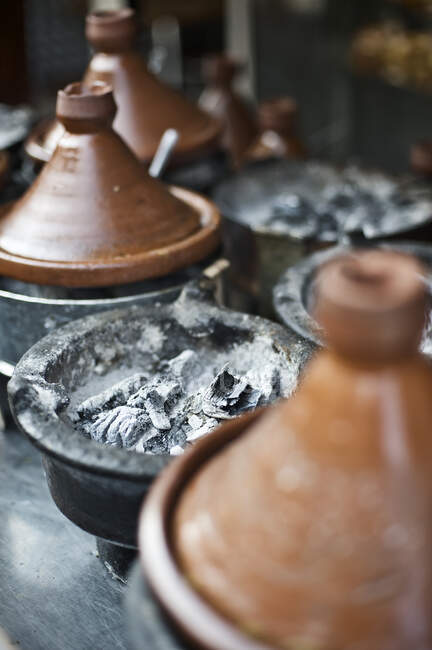 Tagines cooking on charcoal in street, Casablanca, Marocco — Foto stock
