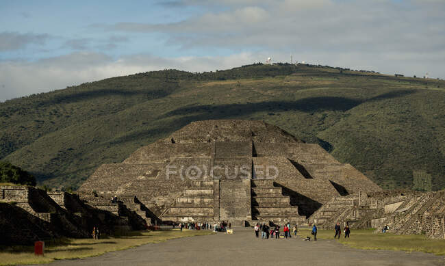 Piramida de la Luna, Calzada de los Muertos, Teotihuacan, México — Fotografia de Stock