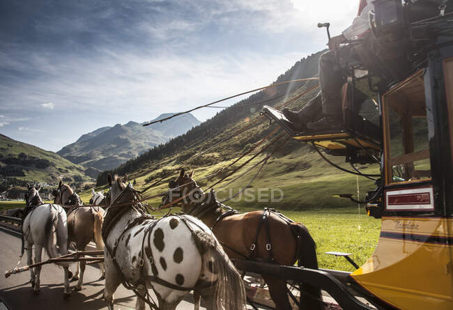 Pferde und Kutschen auf der alten Straße zum Gotthard-Pass, Schweiz — Stockfoto