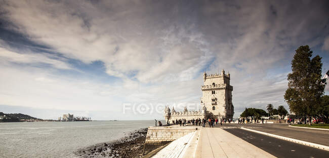 Torre Belem y paseo marítimo, Lisboa, Portugal - foto de stock