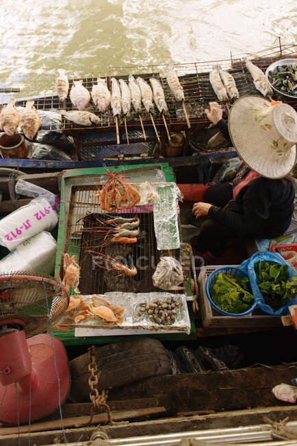 Comida fresca no mercado flutuante, Bangkok, Tailândia — Fotografia de Stock