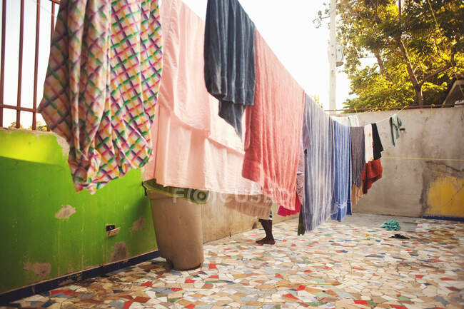 Fare il bucato sotto il portico a Port-au-Prince, Haiti — Foto stock