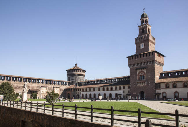 Turismo en Castello Sforzesco, Milán, Italia - foto de stock