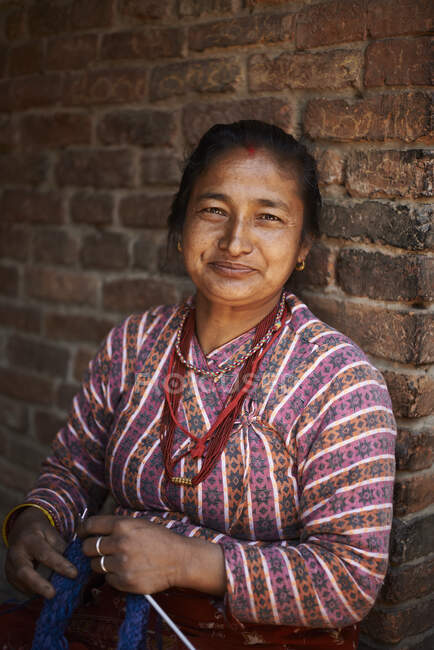 Retrato de comerciante callejero con tejido, Thamel, Katmandú, Nepal - foto de stock