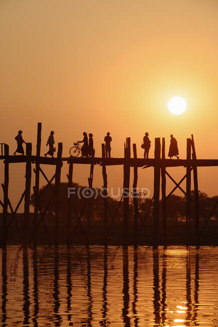 Personas en U-Bein Bridge, Amarapura, Mandalay, Birmania - foto de stock