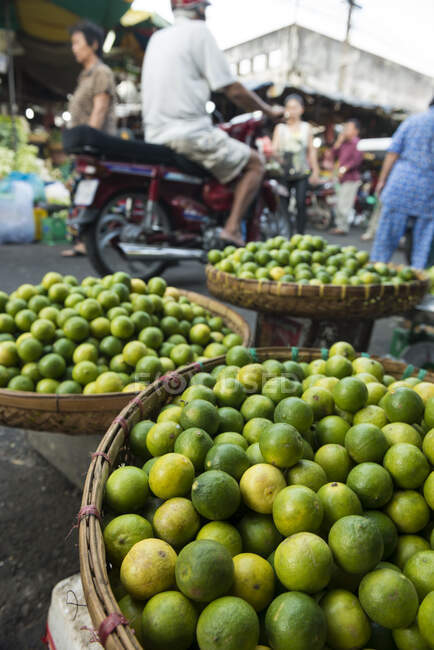 Banca de frutas no mercado de rua, Phnom Penh, Camboja, Indochina, Ásia — Fotografia de Stock