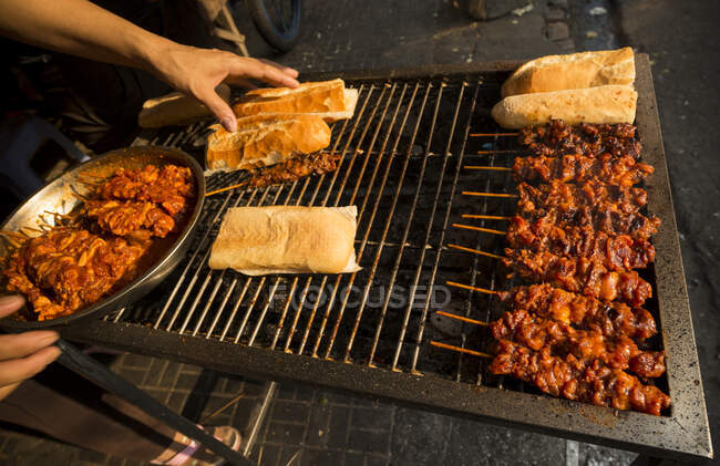 BBQ Banco alimentare sul ciglio della strada, Phnom Penh, Cambogia, Indocina, Asia — Foto stock