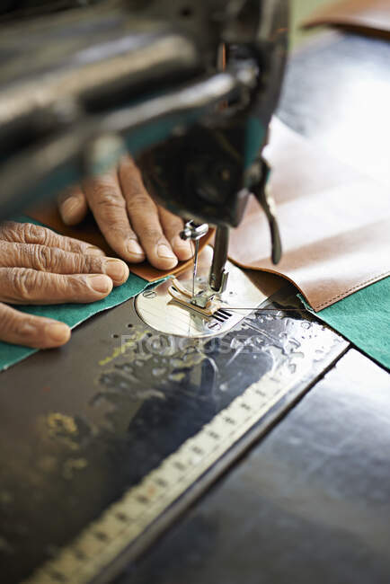 Mãos femininas e máquina de costura na fábrica têxtil, Thamel, Kathmandu, Nepal — Fotografia de Stock