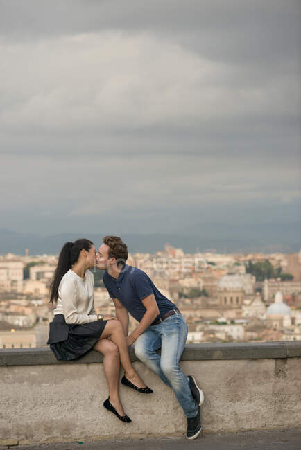 Пара поцілунків на пагорбі Джаніколо на заході сонця (Рим, Італія). — стокове фото