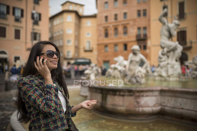 Mujer con teléfono móvil, Piazza Navona, Roma, Italia - foto de stock