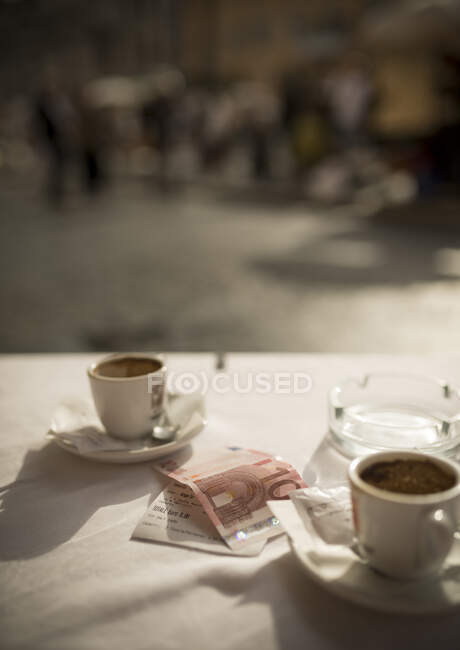 Copos de café expresso na mesa — Fotografia de Stock