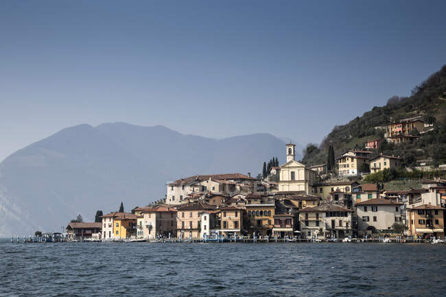 Edificios en el paseo marítimo, Lago Iseo, Lombardía, Italia - foto de stock