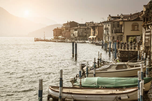 Bâtiments au bord de l'eau, Lac d'Iseo, Lombardie, Italie — Photo de stock