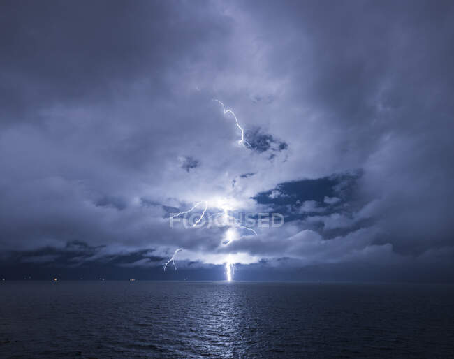 Tormenta eléctrica sobre la bahía de Yumani, Isla del Sol, Lago Titicaca, Bolivia, América del Sur - foto de stock
