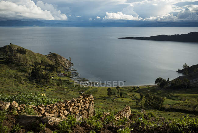 Vista desde Yumani, Isla del Sol, Lago Titicaca, Bolivia, América del Sur - foto de stock