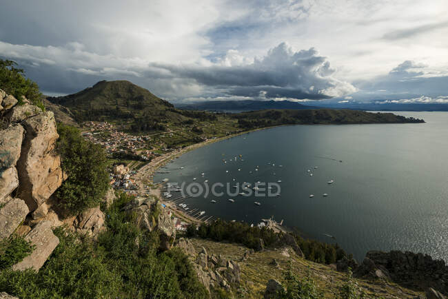 Вид Copacabana from Cerro Calvario, Isla del Sol, Lake Titicaca, Bolivia, South America — стокове фото