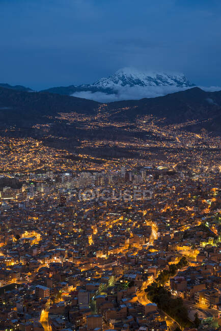 Vista nocturna de La Paz desde El Alto, Bolivia, América del Sur - foto de stock