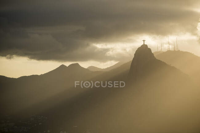 Vista etérea de Cristo Redentor desde la montaña Sugarloaf, Rio De Janeiro, Brasil - foto de stock