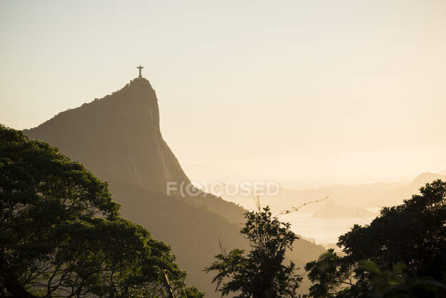 Vue lointaine du Christ Rédempteur au coucher du soleil, Rio De Janeiro, Brésil — Photo de stock