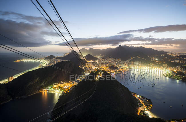 Вночі, у Ріо - де - Жанейро (Бразилія), можна побачити кабельний автомобіль з гори Цукрова голова. — стокове фото