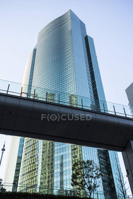 Ponte, arranha-céus no fundo, Tóquio, Japão — Fotografia de Stock
