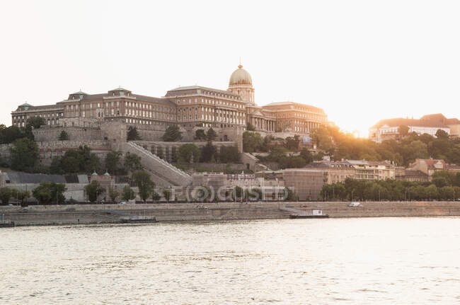 Река Дунай и замок Буда, Будапешт, Венгрия — стоковое фото