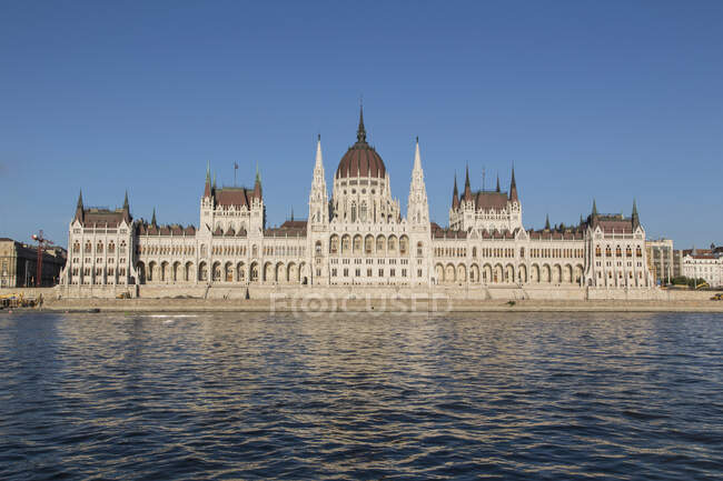 Hungarian Parliament and Danube River, Budapest, Hungary — Stock Photo