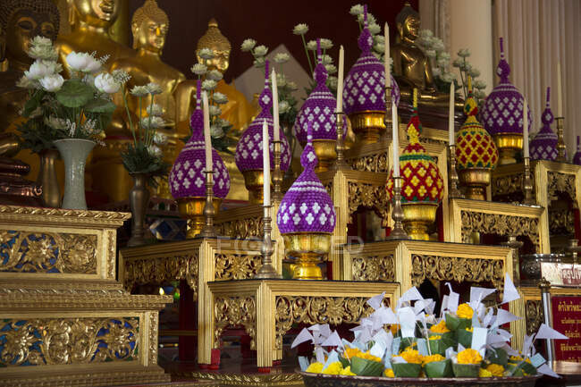 Figurines et ornements de Bouddha, Wat Phra Singh, Chiang Mai, Thaïlande — Photo de stock