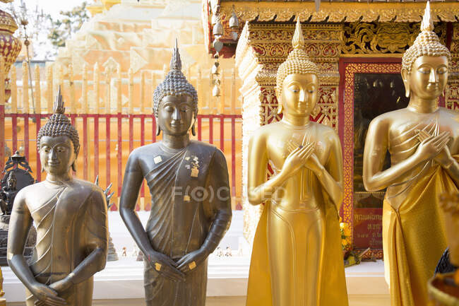 Estatuas de Buda en Wat Phra That Doi Suthep, Chiang Mai, Tailandia - foto de stock