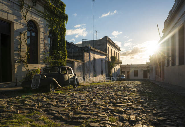 Auf Kopfsteinpflaster geparkte Oldtimer, Barrio Historico (Altstadt), Colonia del Sacramento, Colonia, Uruguay — Stockfoto