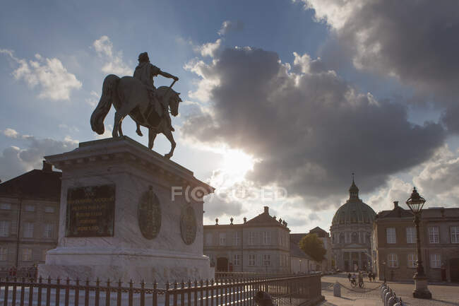 Estatua de Federico V en la Plaza del Palacio de Amalienborg, Copenhague, Zelanda, Dinamarca - foto de stock
