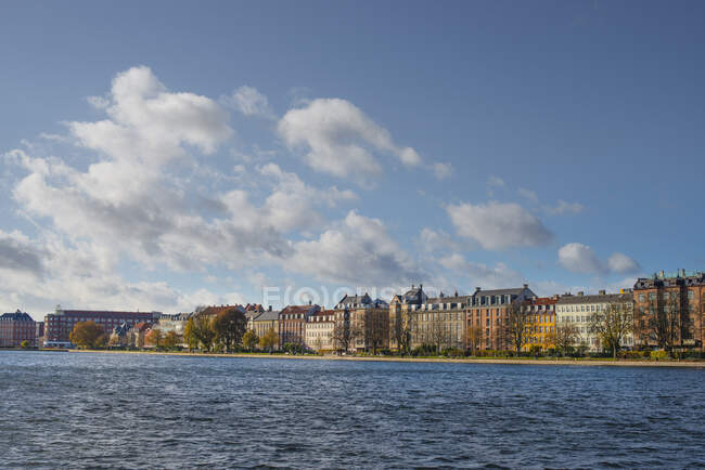 View of houses on distant lake waterfront, Copenhagen, Zealand, Denmark — Stock Photo