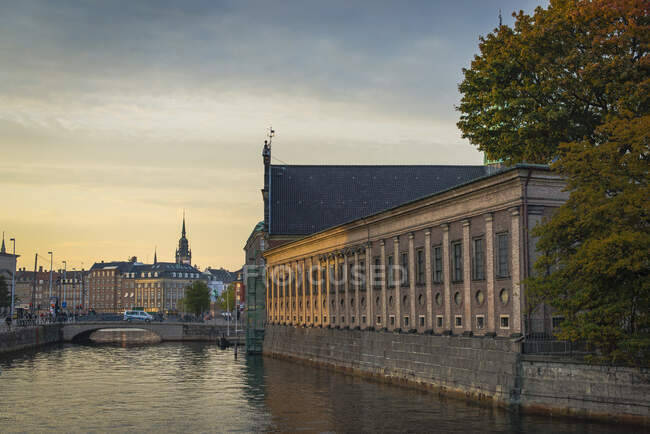 Закат над каналом в центре Копенгагена, Дания — стоковое фото